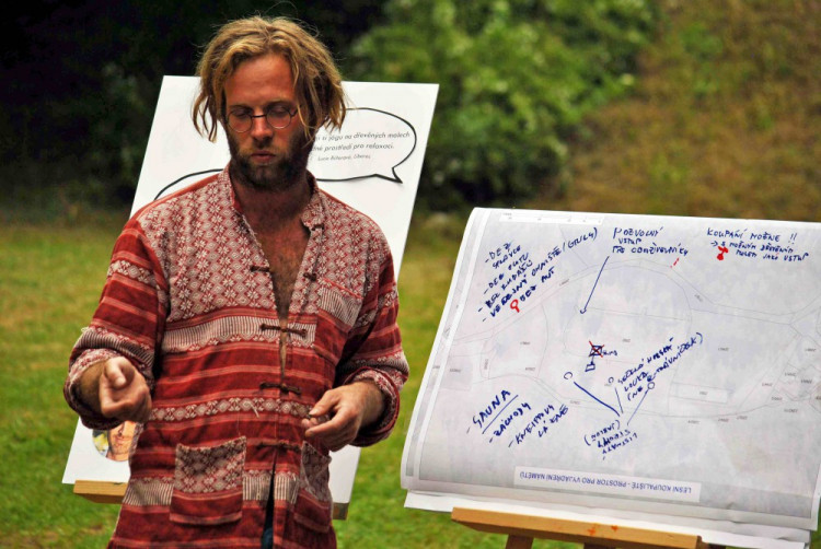 Lidé přišli na projednávání obnovy Lesního koupaliště