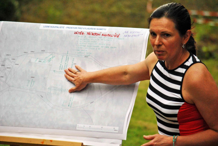 Lidé přišli na projednávání obnovy Lesního koupaliště