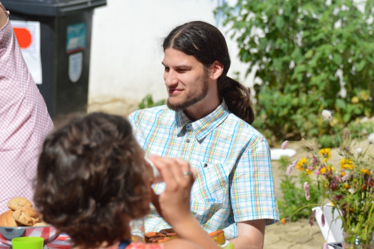 FOTOGALERIE: Proluka ve Ztracené ožila. Desítky lidí tam za krásného počasí posnídaly pod širým nebem