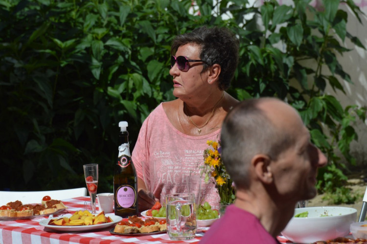 FOTOGALERIE: Proluka ve Ztracené ožila. Desítky lidí tam za krásného počasí posnídaly pod širým nebem