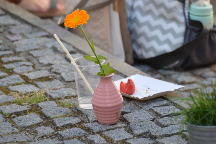 FOTOGALERIE: Proluka ve Ztracené ožila. Desítky lidí tam za krásného počasí posnídaly pod širým nebem