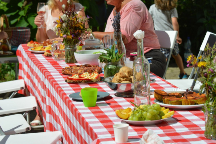 FOTOGALERIE: Proluka ve Ztracené ožila. Desítky lidí tam za krásného počasí posnídaly pod širým nebem