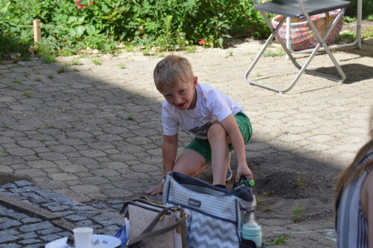 FOTOGALERIE: Proluka ve Ztracené ožila. Desítky lidí tam za krásného počasí posnídaly pod širým nebem