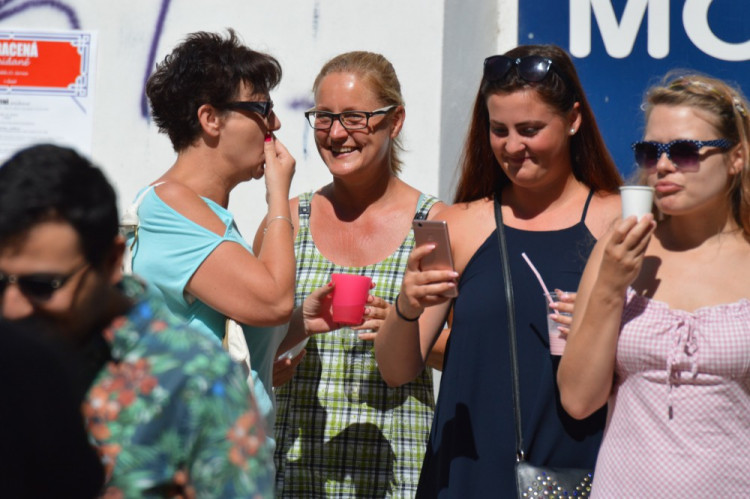 FOTOGALERIE: Proluka ve Ztracené ožila. Desítky lidí tam za krásného počasí posnídaly pod širým nebem