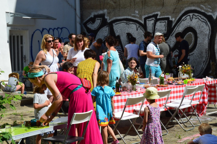 FOTOGALERIE: Proluka ve Ztracené ožila. Desítky lidí tam za krásného počasí posnídaly pod širým nebem