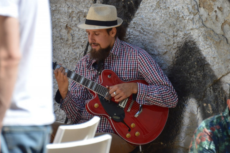 FOTOGALERIE: Proluka ve Ztracené ožila. Desítky lidí tam za krásného počasí posnídaly pod širým nebem