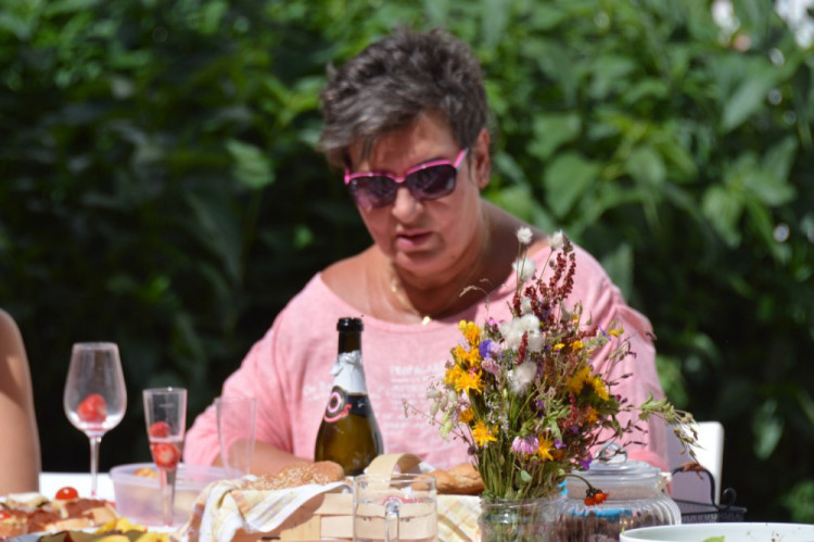 FOTOGALERIE: Proluka ve Ztracené ožila. Desítky lidí tam za krásného počasí posnídaly pod širým nebem