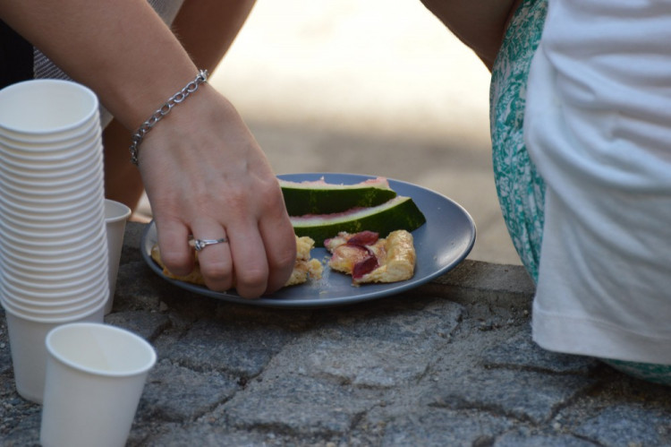 FOTOGALERIE: Proluka ve Ztracené ožila. Desítky lidí tam za krásného počasí posnídaly pod širým nebem