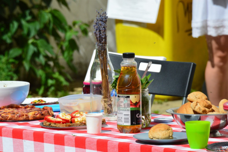 FOTOGALERIE: Proluka ve Ztracené ožila. Desítky lidí tam za krásného počasí posnídaly pod širým nebem