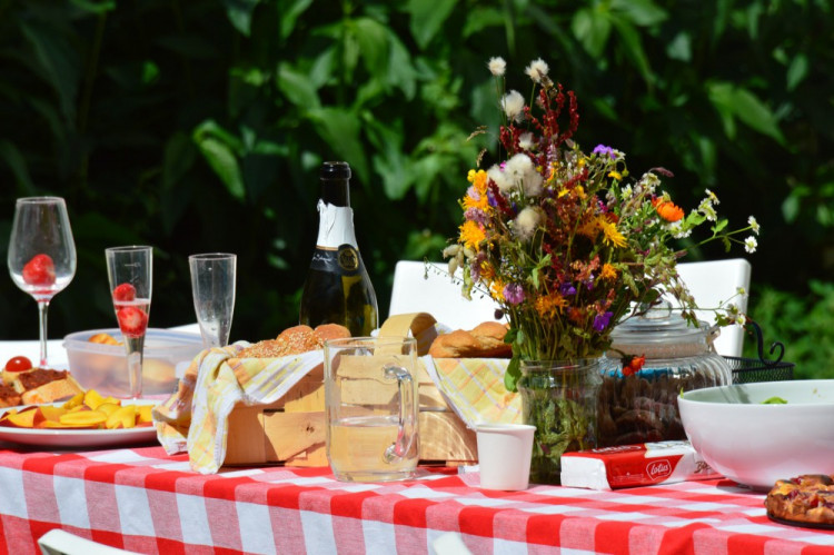 FOTOGALERIE: Proluka ve Ztracené ožila. Desítky lidí tam za krásného počasí posnídaly pod širým nebem