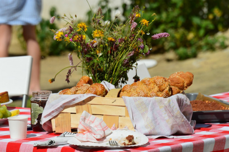 FOTOGALERIE: Proluka ve Ztracené ožila. Desítky lidí tam za krásného počasí posnídaly pod širým nebem