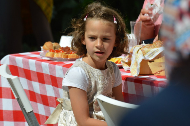 FOTOGALERIE: Proluka ve Ztracené ožila. Desítky lidí tam za krásného počasí posnídaly pod širým nebem