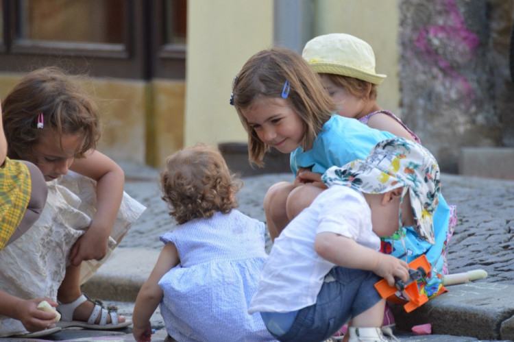FOTOGALERIE: Proluka ve Ztracené ožila. Desítky lidí tam za krásného počasí posnídaly pod širým nebem