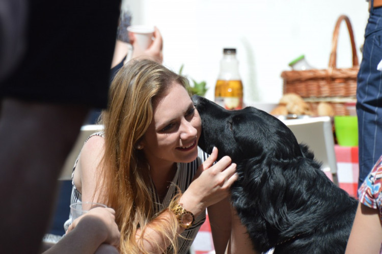 FOTOGALERIE: Proluka ve Ztracené ožila. Desítky lidí tam za krásného počasí posnídaly pod širým nebem