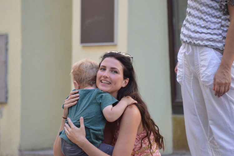 FOTOGALERIE: Proluka ve Ztracené ožila. Desítky lidí tam za krásného počasí posnídaly pod širým nebem