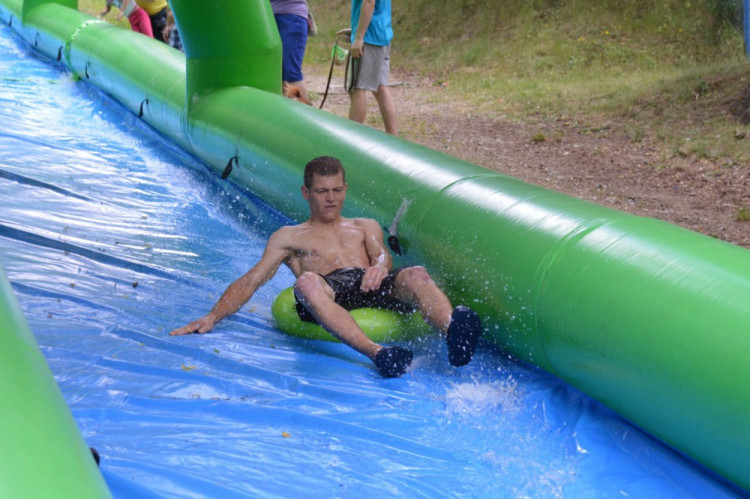 FOTO: Obří skluzavce na Svatém kopečku přálo počasí. Podívejte se na odvážné účastníky