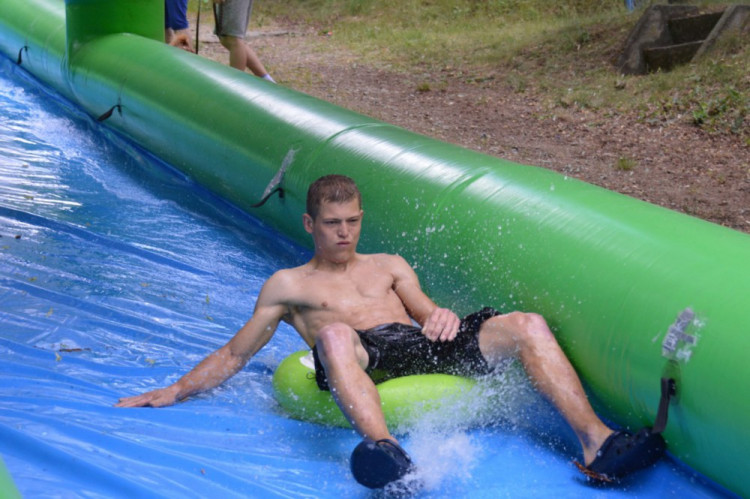 FOTO: Obří skluzavce na Svatém kopečku přálo počasí. Podívejte se na odvážné účastníky