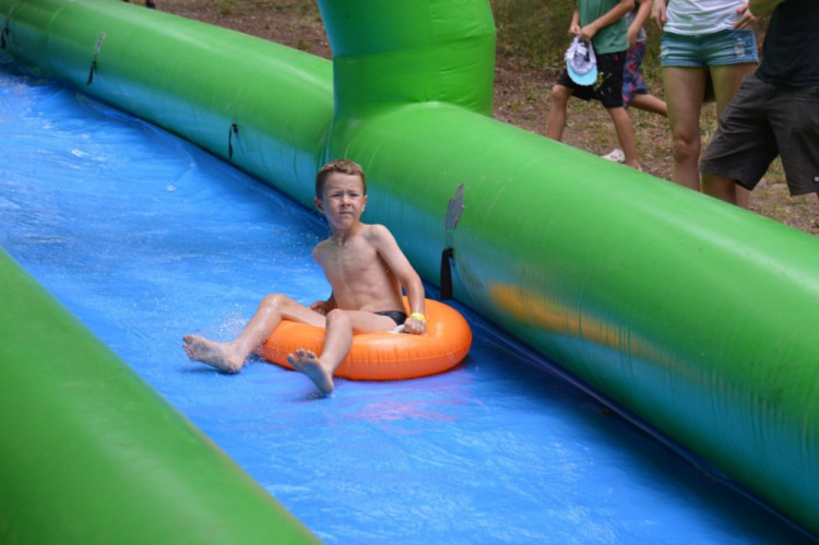 FOTO: Obří skluzavce na Svatém kopečku přálo počasí. Podívejte se na odvážné účastníky