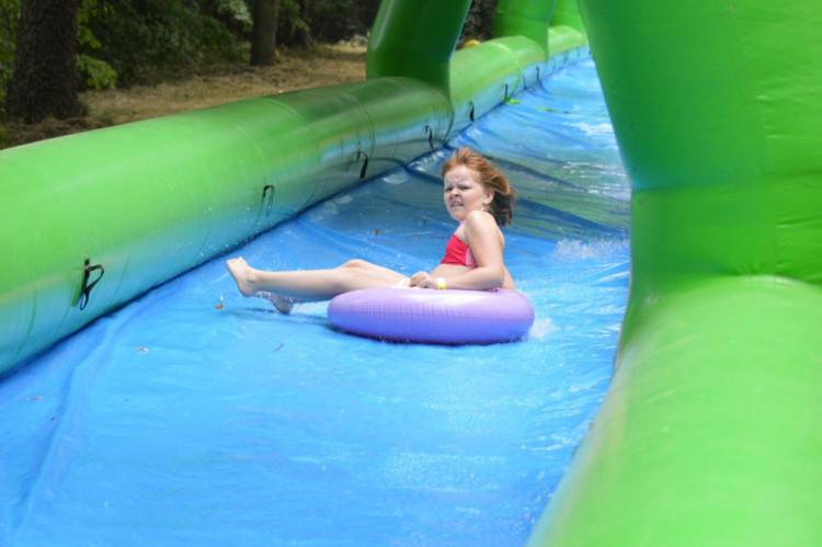 FOTO: Obří skluzavce na Svatém kopečku přálo počasí. Podívejte se na odvážné účastníky