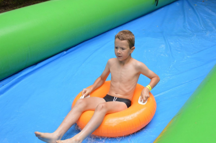 FOTO: Obří skluzavce na Svatém kopečku přálo počasí. Podívejte se na odvážné účastníky