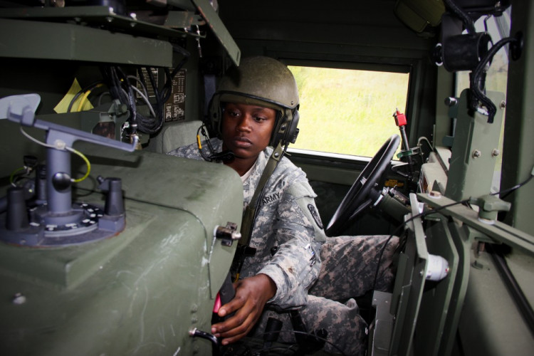 Operátor protiletadlového kompletu S-10M při nácviku zachytávání cílů