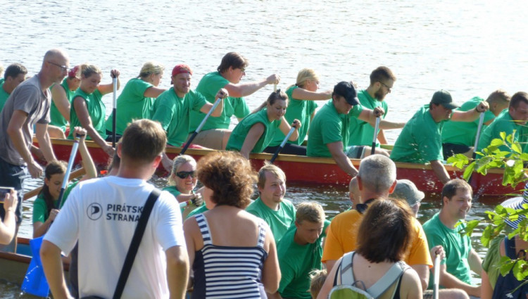 Závod dračích lodí v Telči 2017