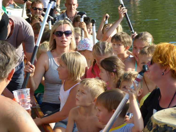 Závod dračích lodí v Telči 2017