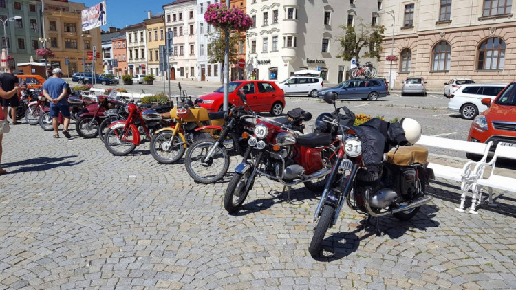Jízda medvěda Brtníka - zastávka na jihlavském náměstí