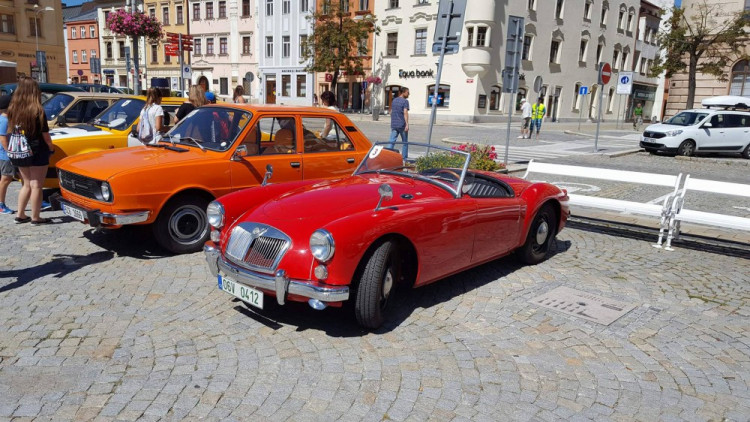 Jízda medvěda Brtníka - zastávka na jihlavském náměstí