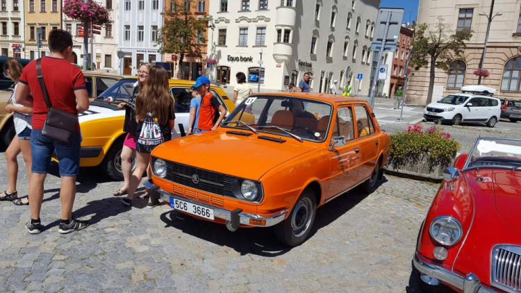 Jízda medvěda Brtníka - zastávka na jihlavském náměstí