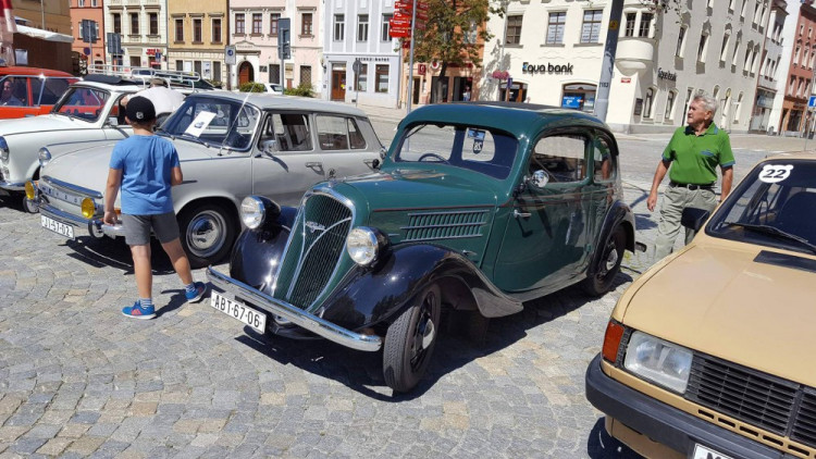 Jízda medvěda Brtníka - zastávka na jihlavském náměstí