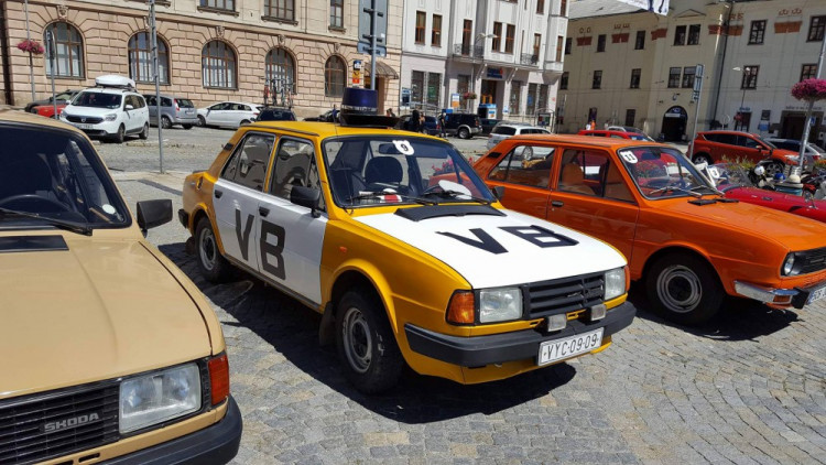 Jízda medvěda Brtníka - zastávka na jihlavském náměstí