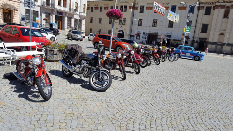 Jízda medvěda Brtníka - zastávka na jihlavském náměstí