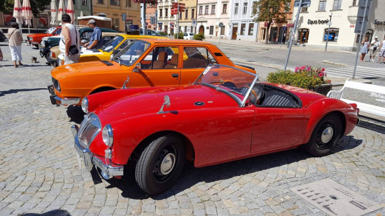 Jízda medvěda Brtníka - zastávka na jihlavském náměstí