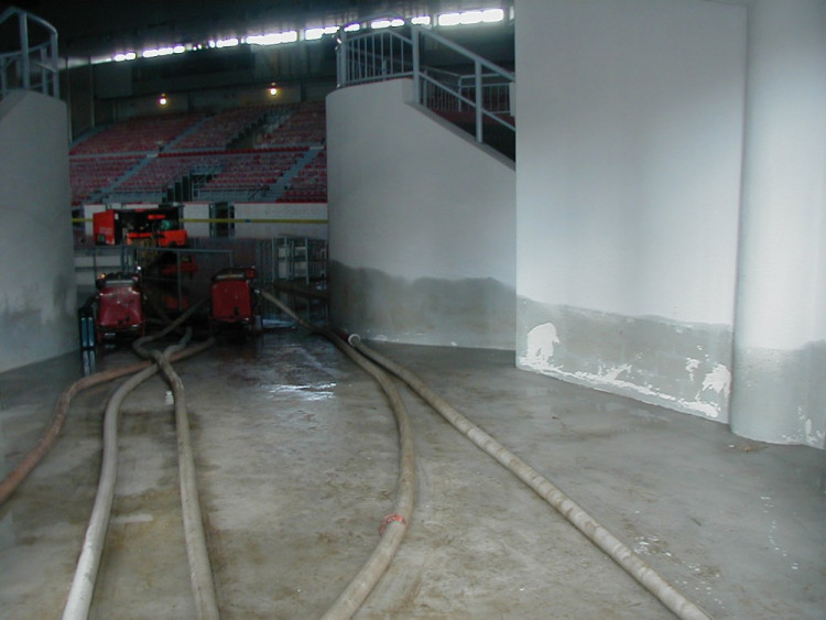 Povodeň 2002: Ledová plocha Budvar arény byla pod vodou