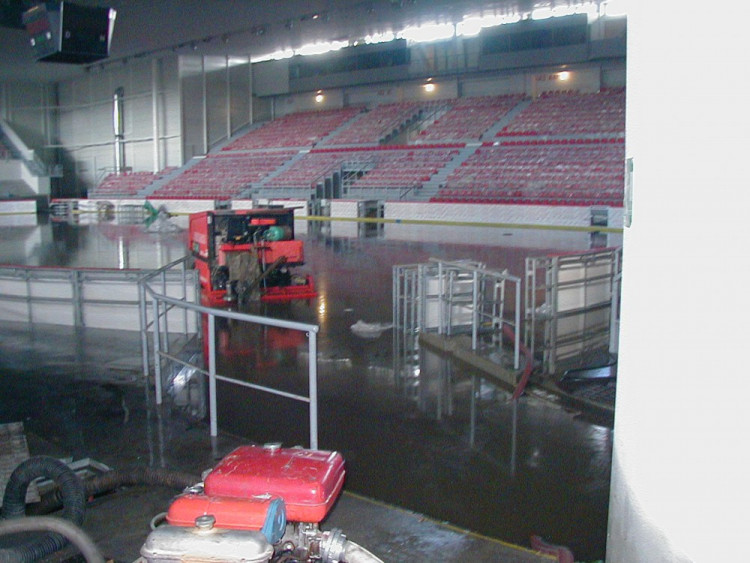 Povodeň 2002: Ledová plocha Budvar arény byla pod vodou