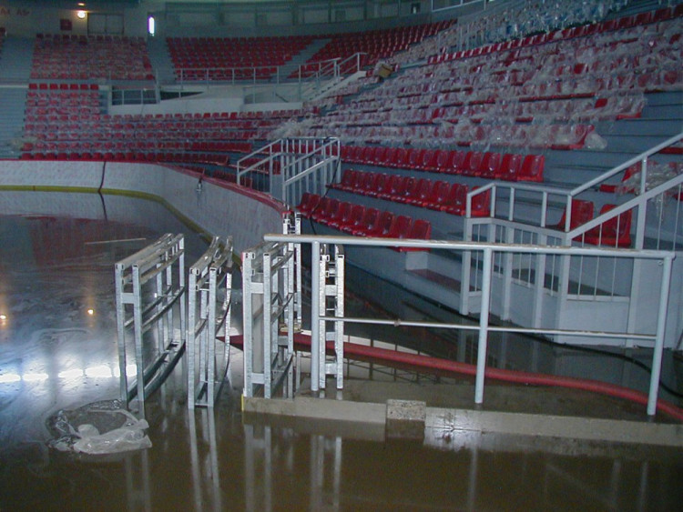 Povodeň 2002: Ledová plocha Budvar arény byla pod vodou