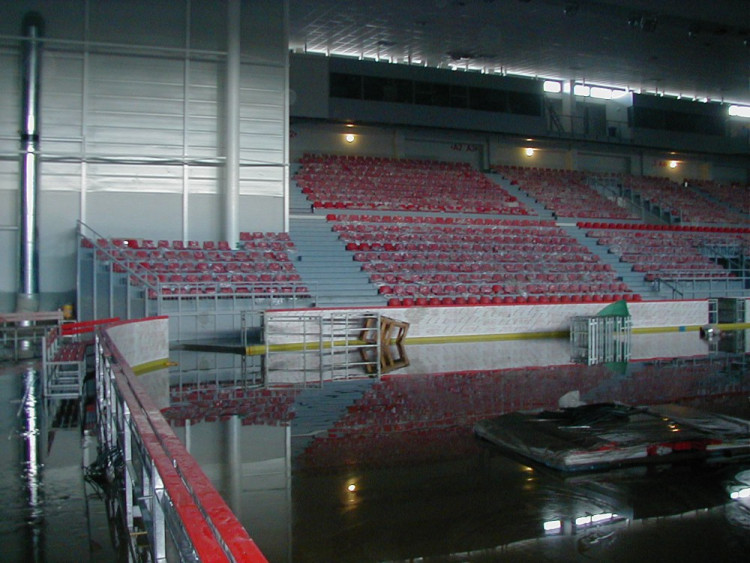 Povodeň 2002: Ledová plocha Budvar arény byla pod vodou