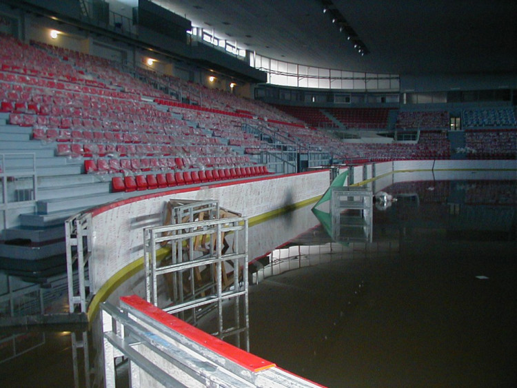 Povodeň 2002: Ledová plocha Budvar arény byla pod vodou