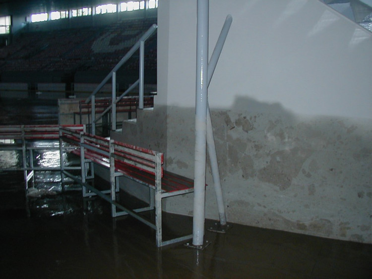 Povodeň 2002: Ledová plocha Budvar arény byla pod vodou