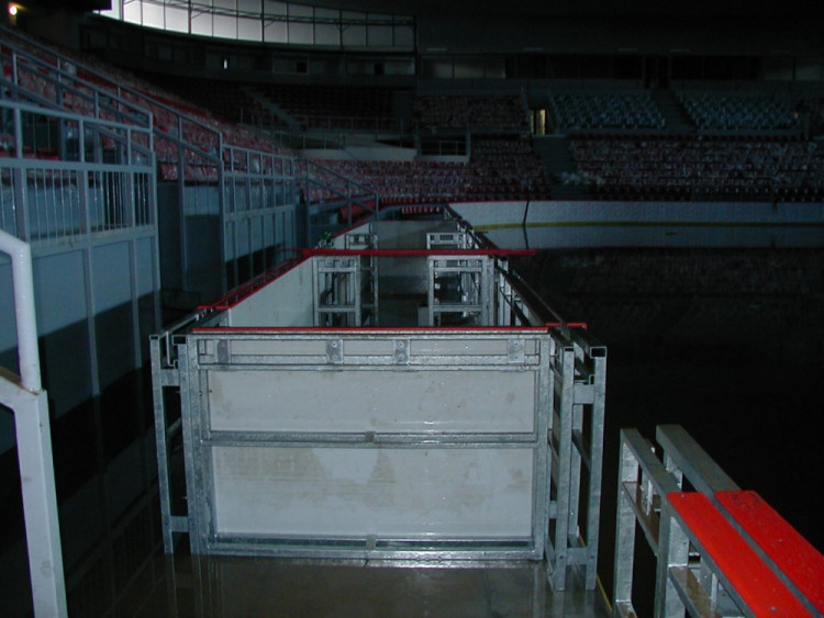 Povodeň 2002: Ledová plocha Budvar arény byla pod vodou