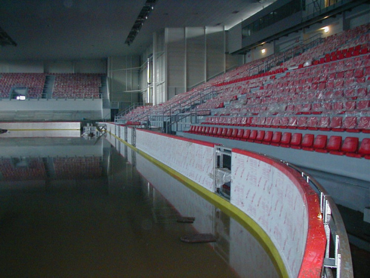 Povodeň 2002: Ledová plocha Budvar arény byla pod vodou
