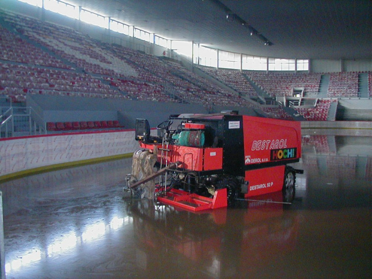 Povodeň 2002: Ledová plocha Budvar arény byla pod vodou