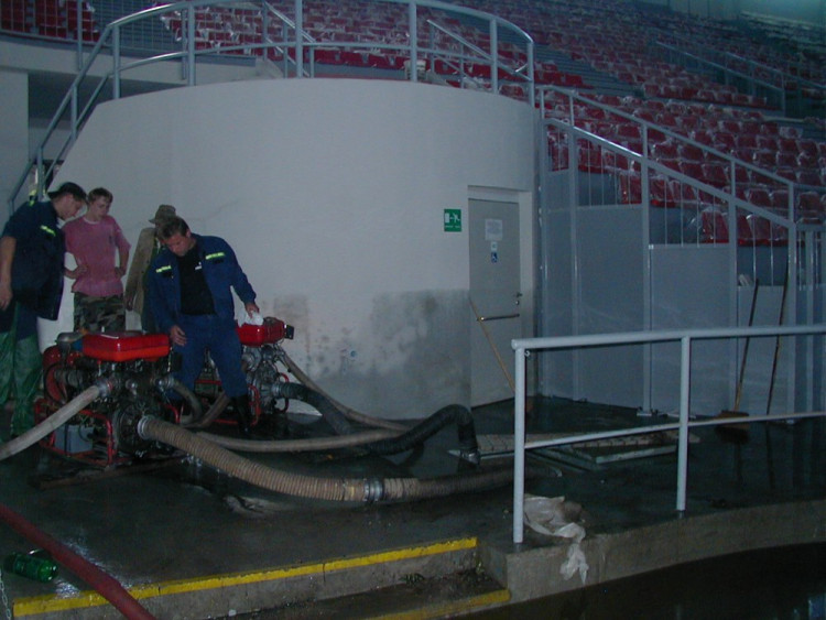 Povodeň 2002: Ledová plocha Budvar arény byla pod vodou
