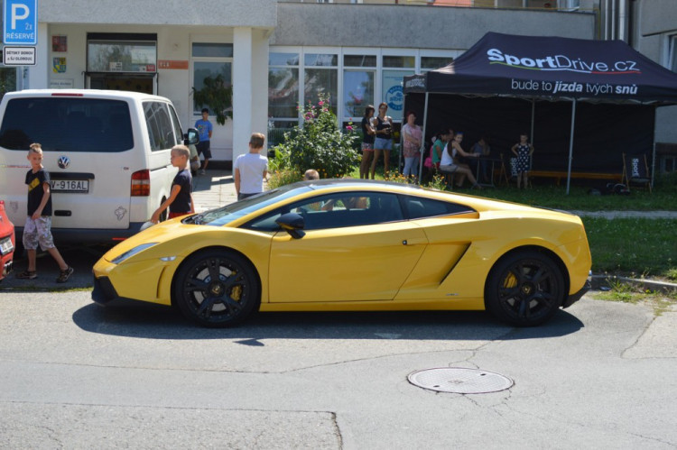 FOTO: Děti z olomouckého dětského domova se svezly v luxusních autech