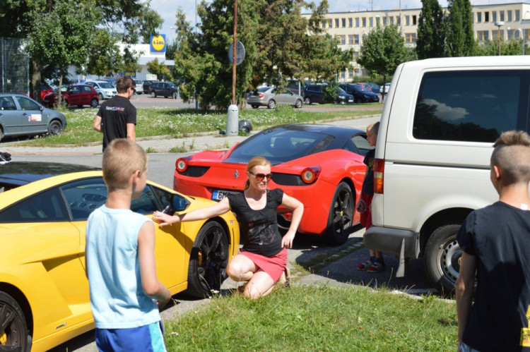 FOTO: Děti z olomouckého dětského domova se svezly v luxusních autech