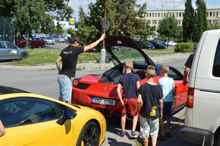 FOTO: Děti z olomouckého dětského domova se svezly v luxusních autech