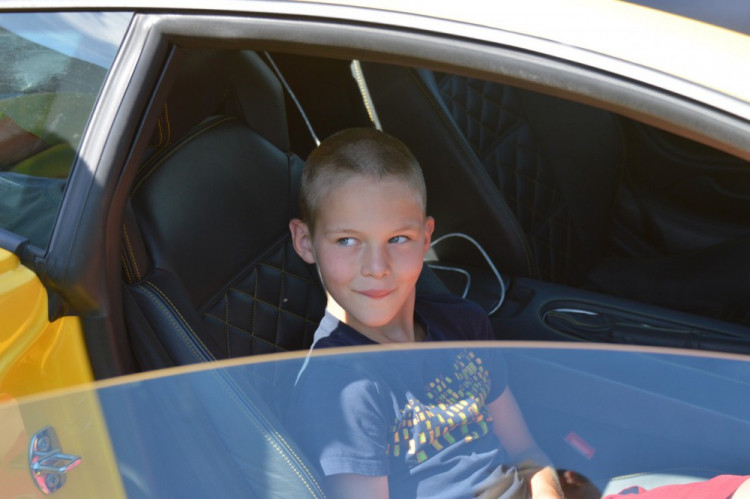 FOTO: Děti z olomouckého dětského domova se svezly v luxusních autech