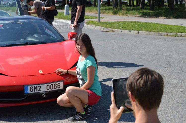 FOTO: Děti z olomouckého dětského domova se svezly v luxusních autech