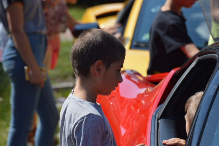 FOTO: Děti z olomouckého dětského domova se svezly v luxusních autech
